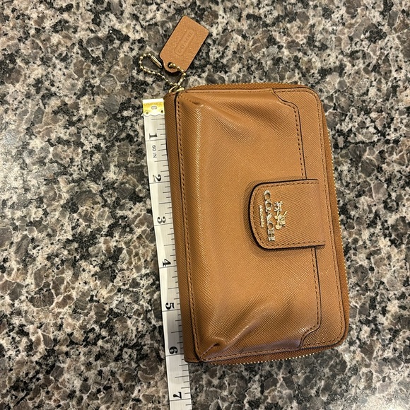 Tan/light brown Coach wallet. Lightly used condition - Picture 7 of 11